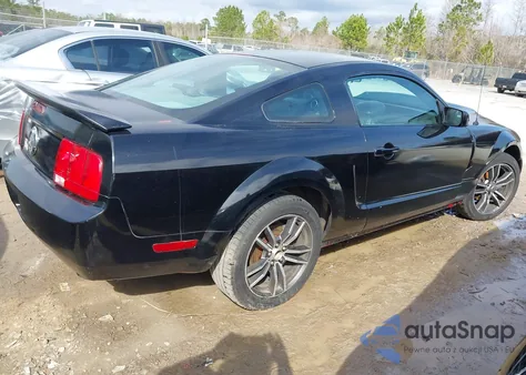 2005 Ford Mustang V6 Deluxe/V6 Premium z USA, uszkodzony, nr VIN 1ZVFT80N755128416